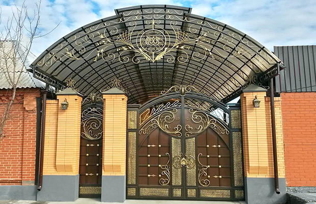 Купить или заказать ворота для дома с навесом - стильные и надежные решения для вашего участка в Качканаре от 41346 руб | ВоротМастер-Кчк