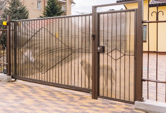 Купить ворота из профлиста с элементами ковки, с металлическими столбами в рамке или под дерево в Качканаре от 152565 руб